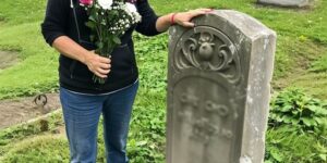 Old Woman Brought Sons Favorite Pastry to His Grave and Found Note Upon Her Return