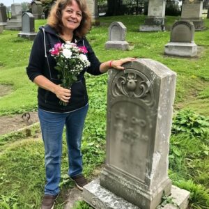 Old Woman Brought Sons Favorite Pastry to His Grave and Found Note Upon Her Return