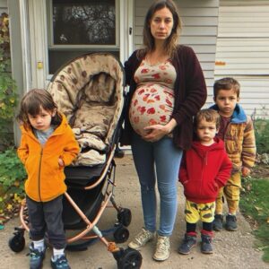 Mom Sells Old Stroller to Feed 4 Kids, Finds It on Her Doorstep the Next Day with Note Inside – STORY OF THE DAY